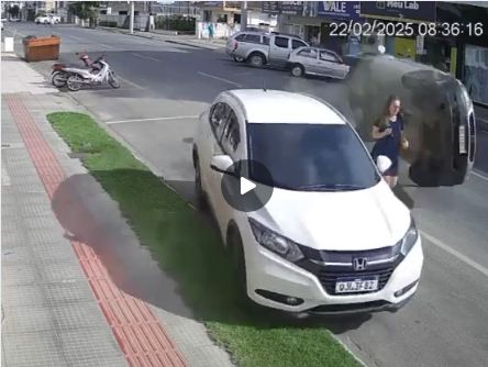 Vídeo: mulheres saem ilesas de acidente impressionante em SC
