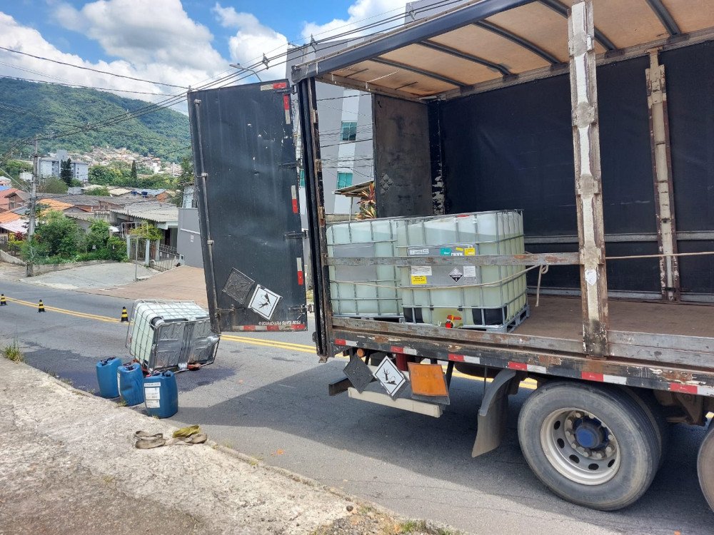Contêiner carregado de álcool cai de caminhão em Blumenau