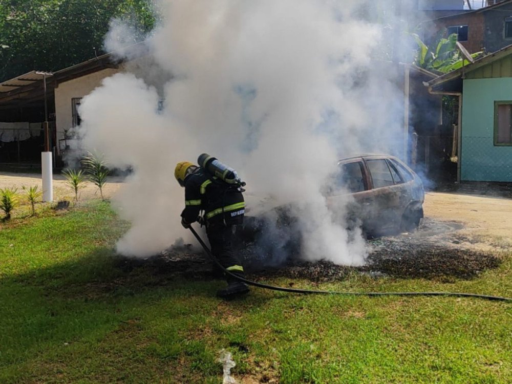 Carro é destruído por incêndio em Gaspar