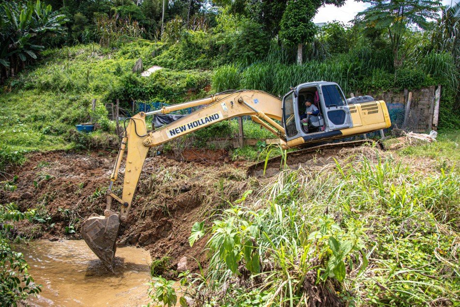 Prefeitura faz dragagem nos ribeirões de Blumenau e região norte é primeira a receber serviço