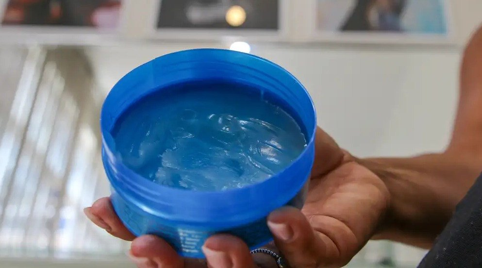 Anvisa cancela venda de pomadas para fixar cabelos; veja a lista