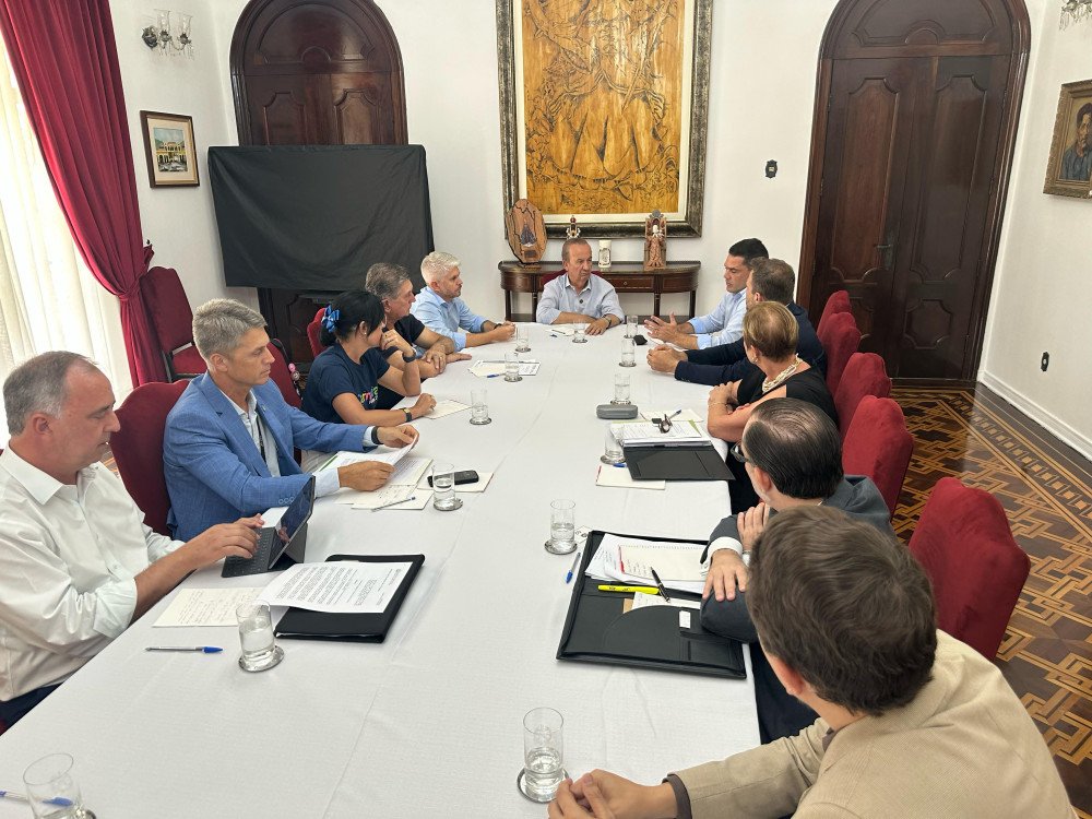 Jorginho reúne prefeitos e encaminha ações para reduzir número de pessoas vivendo nas ruas de Santa Catarina