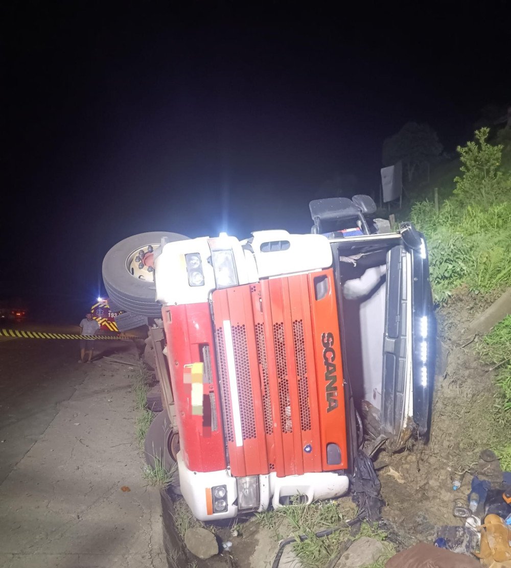 BR-470: motorista de carreta morre em grave acidente em Pouso Redondo