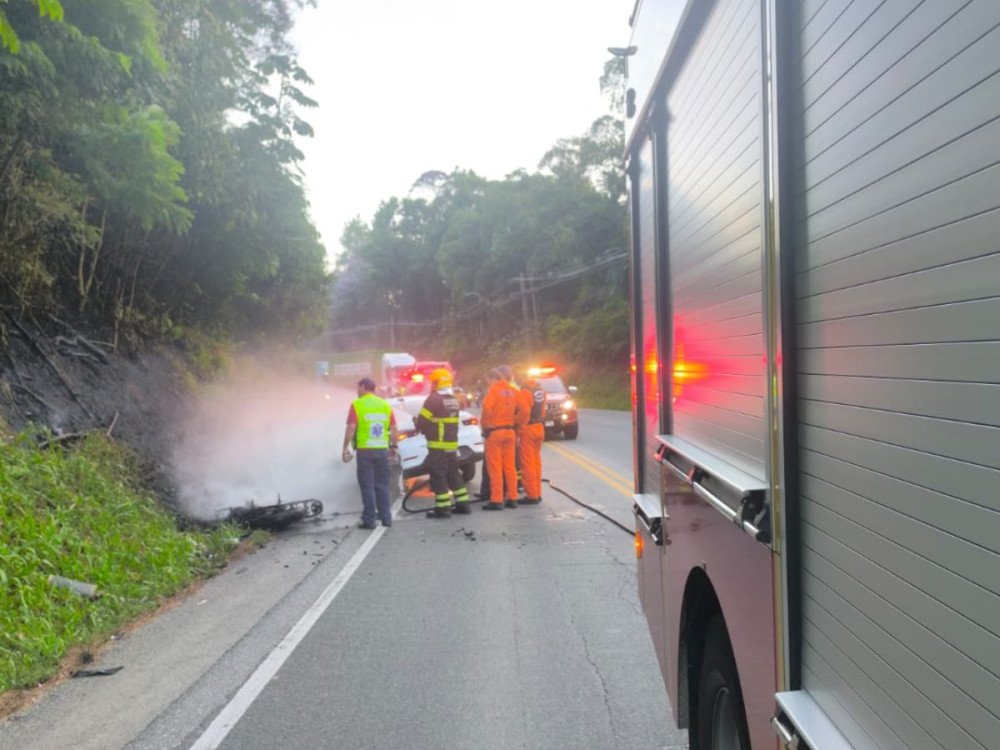 Motociclista morre em acidente com carro na SC-108, em Blumenau