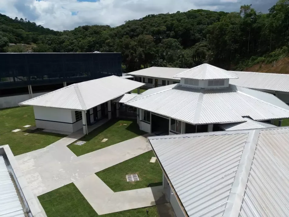 Escola recém-inaugurada na Vila Itoupava enfrenta problemas de infraestrutura; prefeitura se manifesta