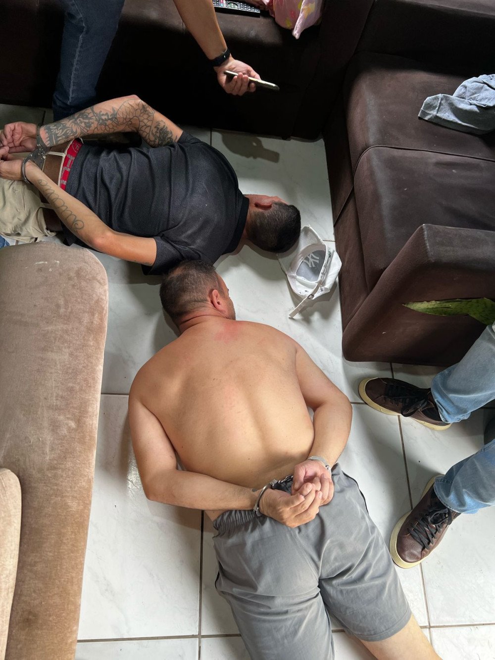 Trama criminosa: Homem que simulou própria morte, jogou parte do dedo e dois dentes na casa da namorada, é preso pela polícia; entenda