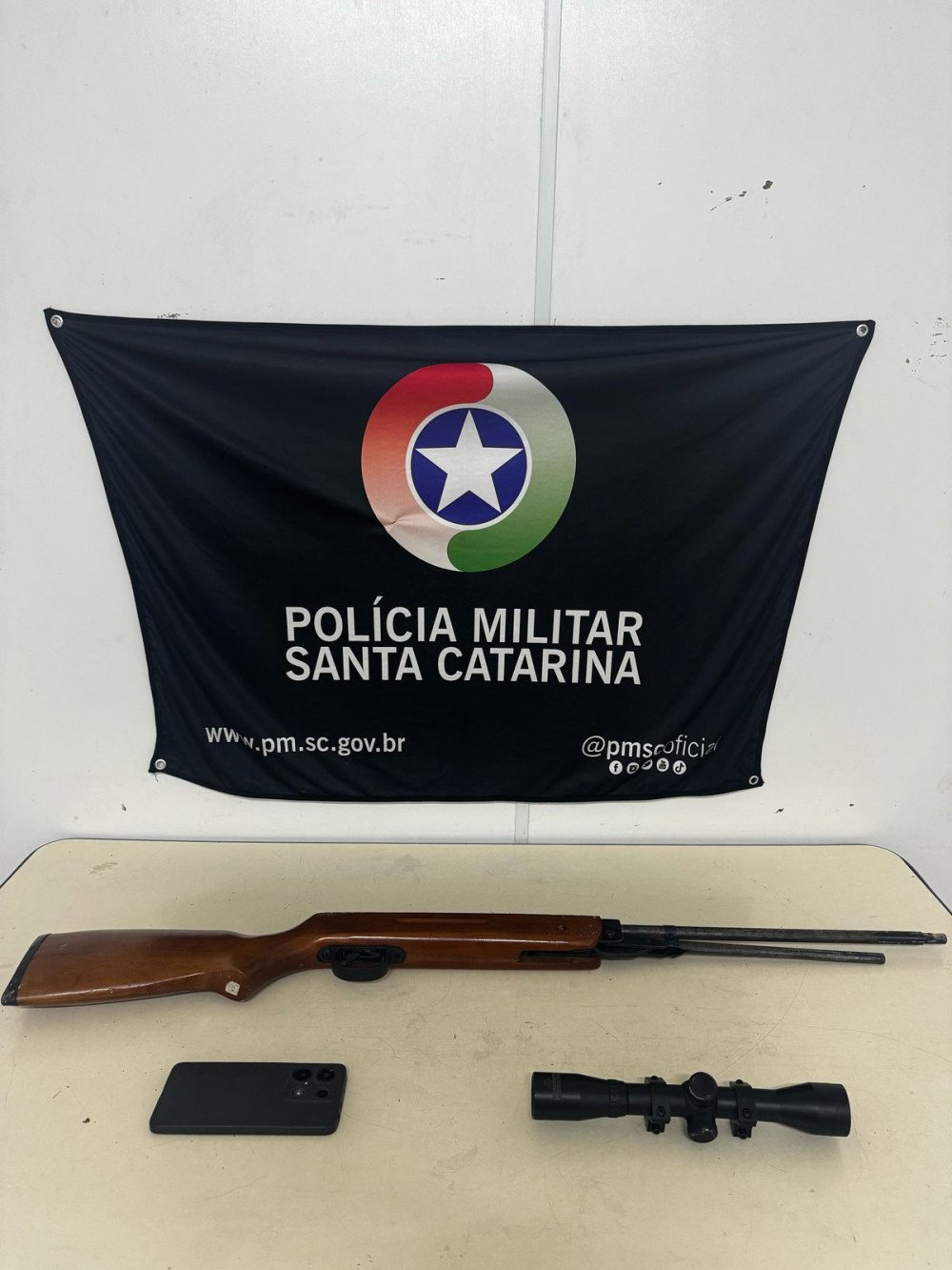 Homem chega bêbado em casa, agride esposa e ameaça ela com espingarda em Blumenau