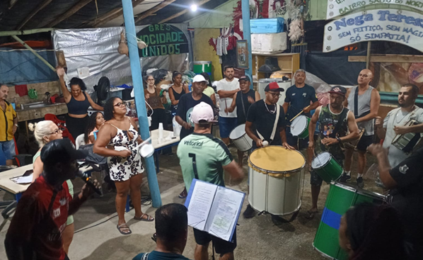 Carnaval em Blumenau: desfile da Mocidade Unidos do Salto do Norte preserva a cultura e anima a rua Johann Sachse