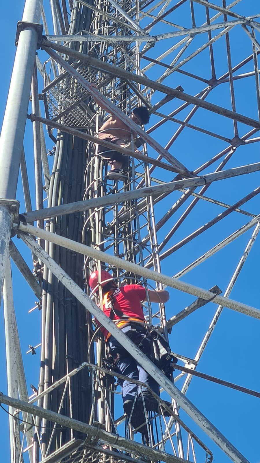Homem sobe em torre de telefonia para 