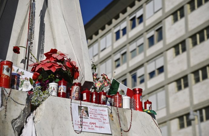 Papa Francisco: Ventilação mecânica é retomada, confirma Vaticano