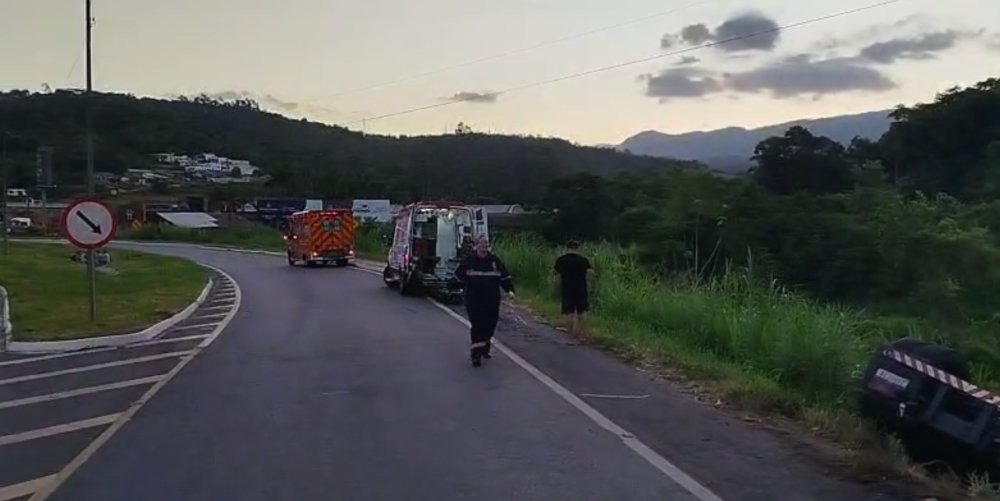 Carreta tomba na BR-470 em Ibirama e motorista fica preso às ferragens