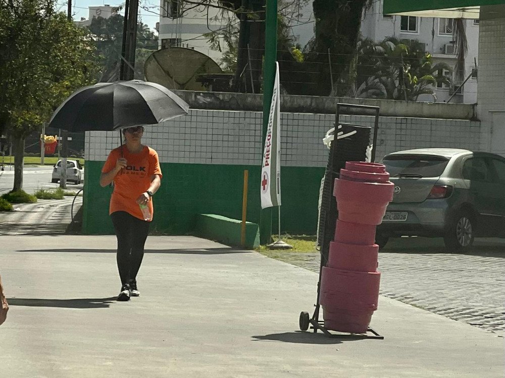 Calor intenso persiste em SC, com máximas acima dos 40°C até sexta-feira