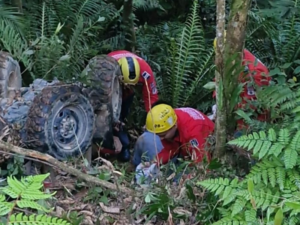 Vídeo: Homem é resgatado após acidente com quadriciclo em Indaial
