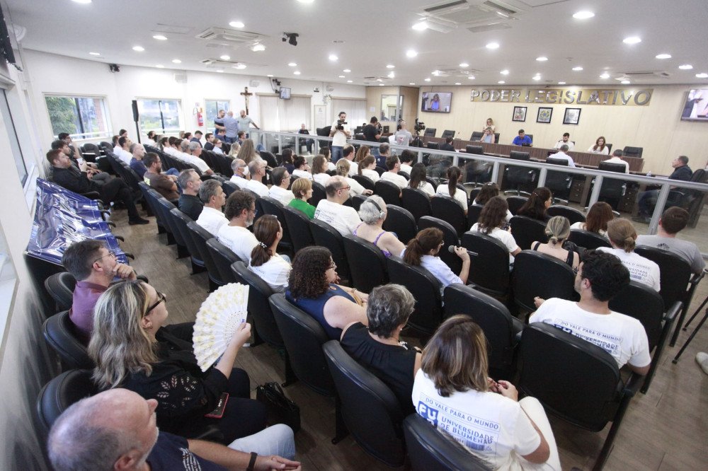 Com protestos e votação apressada, projeto de mudanças do Issblu é aprovado na Câmara de Blumenau