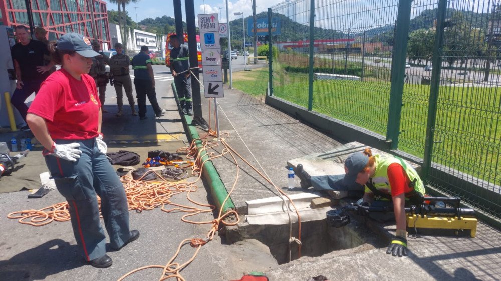 Homem é resgatado em Blumenau, após se perder em galeria pluvial e ficar preso