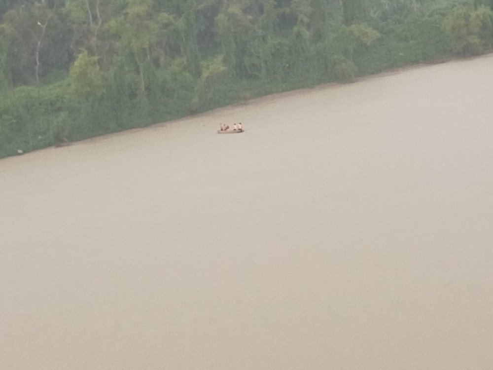 Bombeiros resgatam jovens à deriva no Rio Itajaí-Açu, em Gaspar