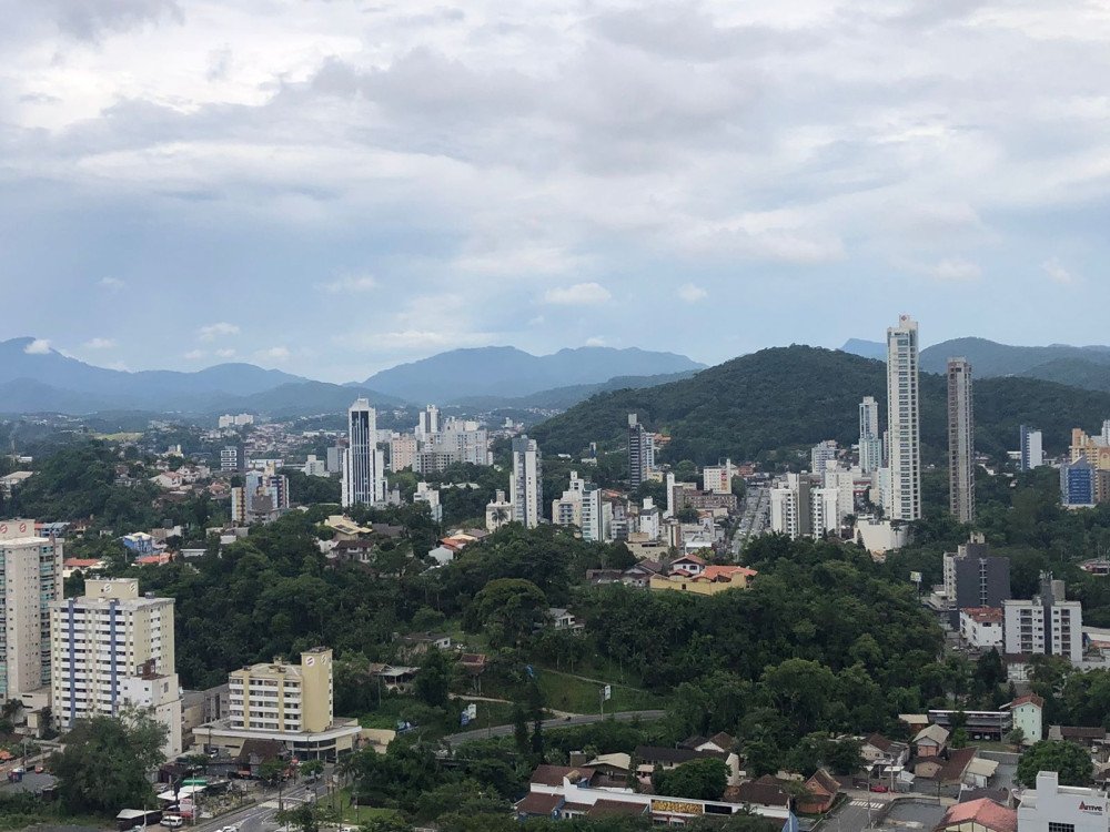 Sol aparece pela manhã, mas sistema de baixa pressão traz chuva para Blumenau
