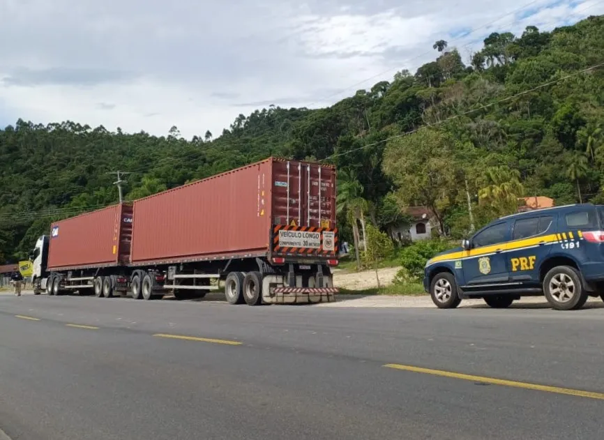 Operação de fiscalização na BR-470 encontra irregularidades e excesso de peso em veículos de carga