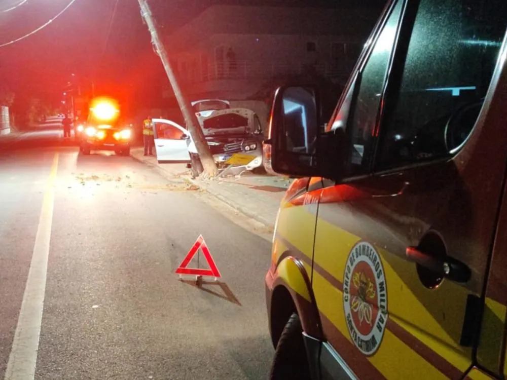 Motorista perde controle e bate em poste; passageira fica ferida em Gaspar