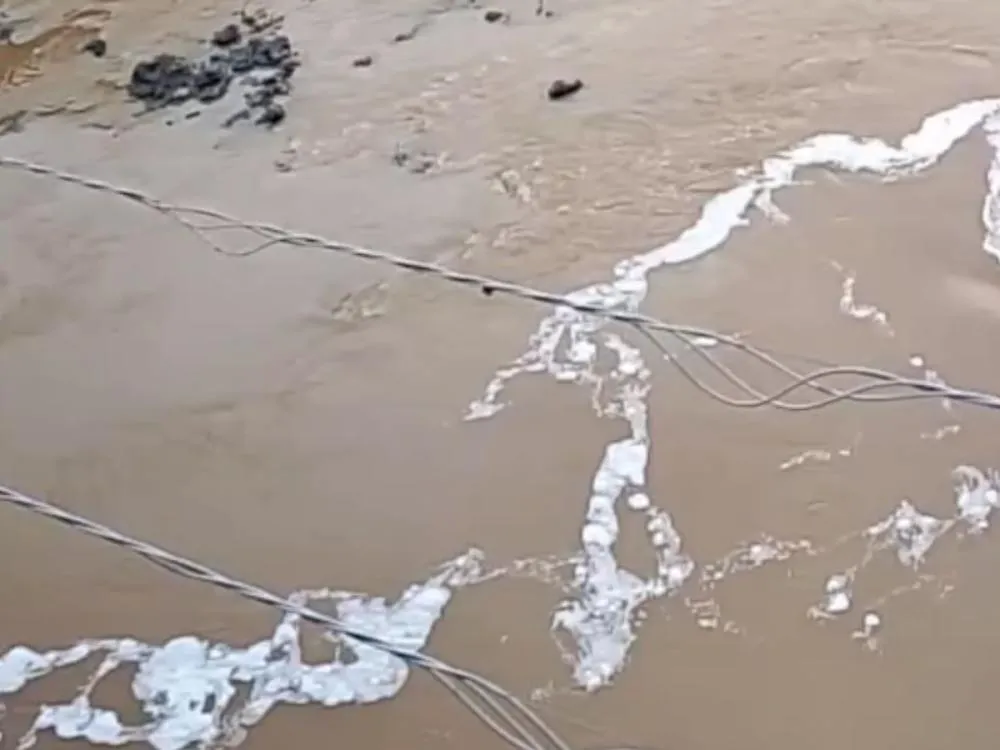 Vídeo: Grande quantidade de espuma no Rio Itajaí-Açu chama atenção na manhã desta terça-feira em Blumenau