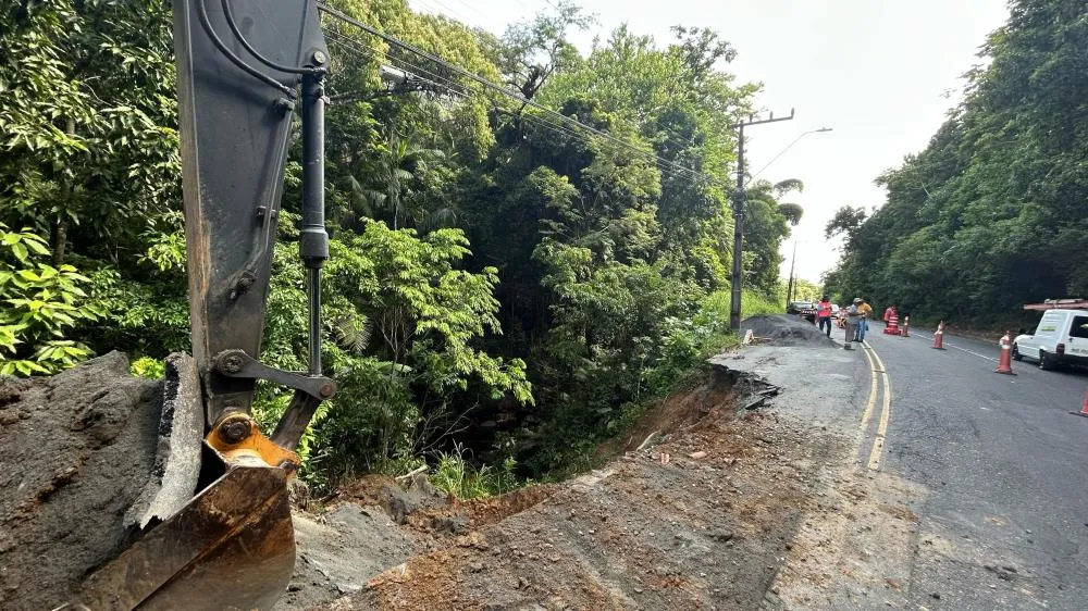 Após cobrança da comunidade, Samae inicia obras para reparar buraco na Rua Johan Hadlich, em Blumenau