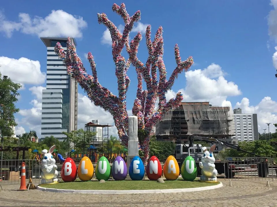 Montagem da Osterbaum de Blumenau inicia nesta quarta-feira no Parque Ramiro Ruediger