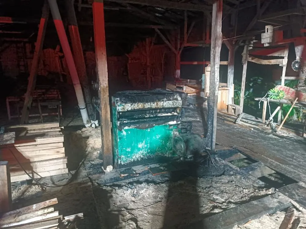 Bombeiros combatem incêndio em indústria de madeira no Alto Vale