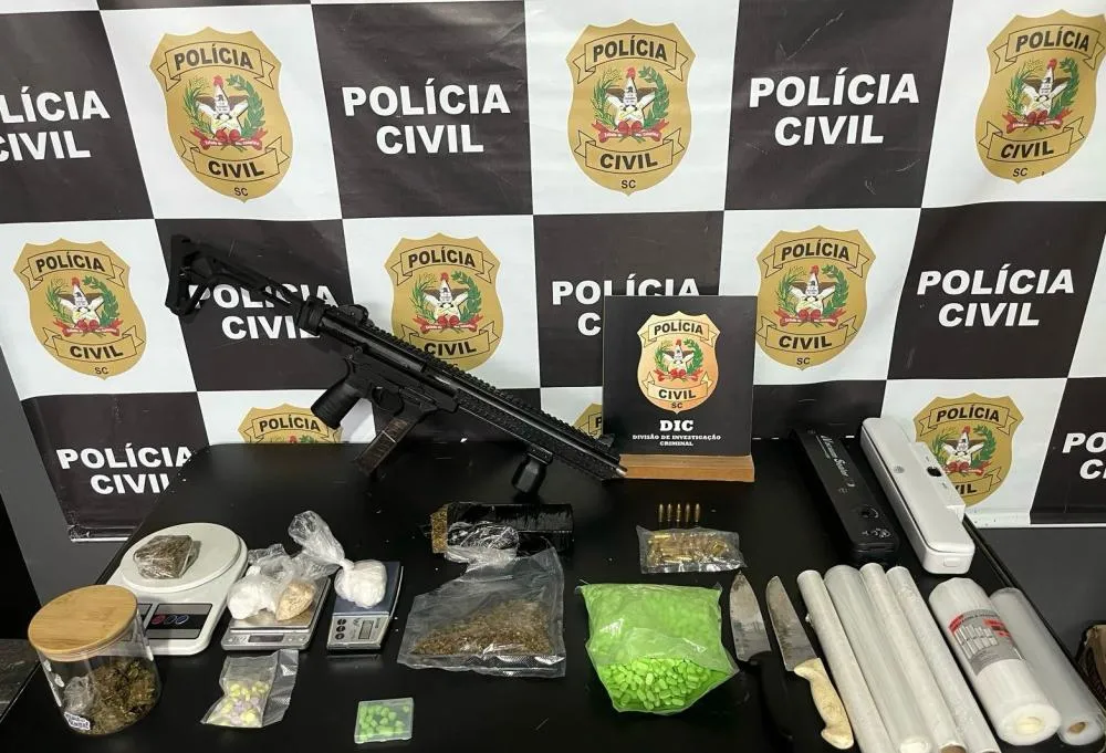 Polícia Civil prende mulher com drogas e submetralhadora em Blumenau