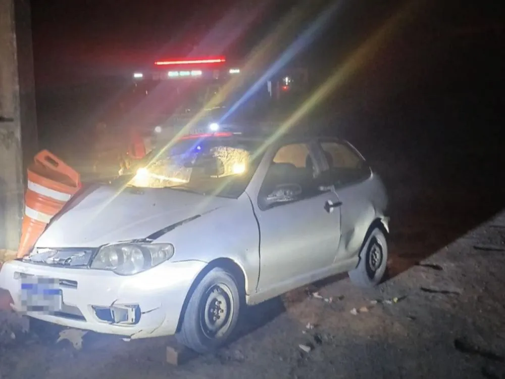 Carro bate em poste e deixa três feridos em Indaial