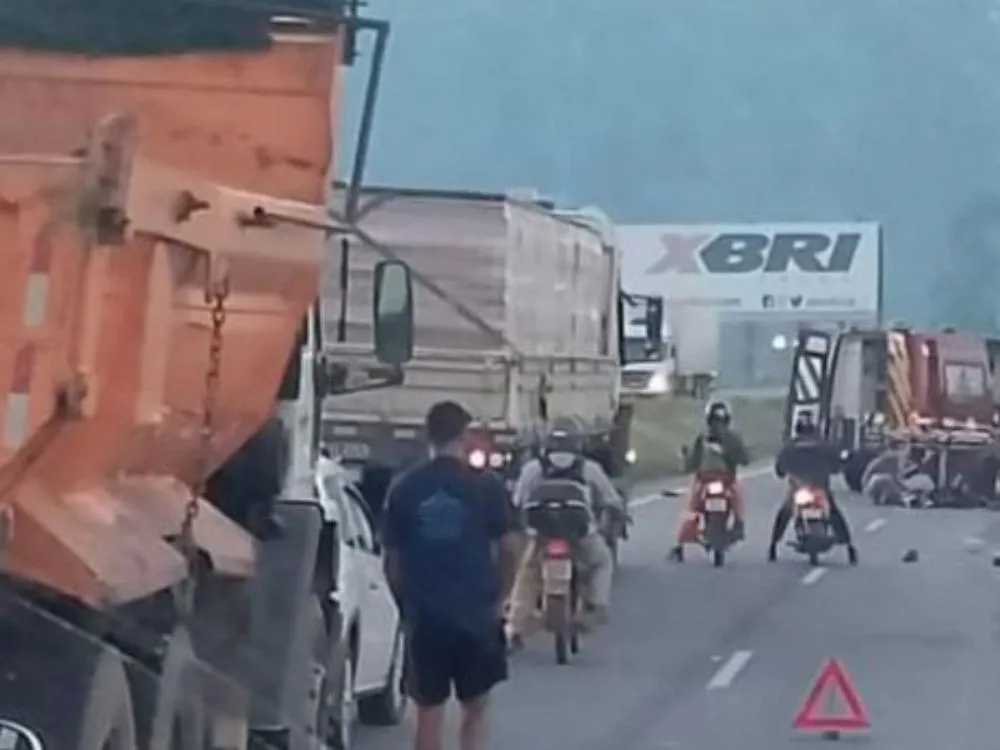 Acidente entre moto e caminhão deixa um morto e outro gravemente ferido na BR-470, em Navegantes