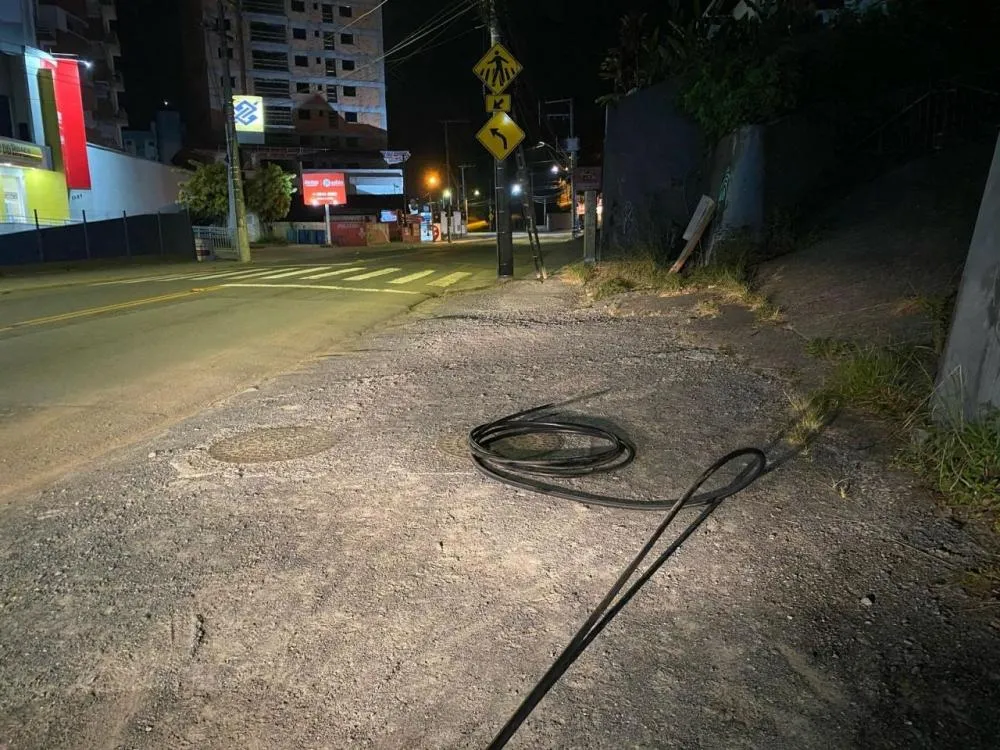 Homem é flagrado pela polícia furtando fios de telefonia em Blumenau 