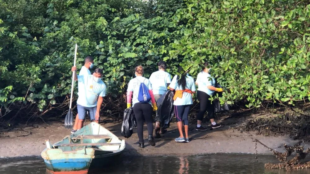 Cidades de Balneário Camboriú e Camboriú se juntam para limpar rio que abastece os dois municípios 
