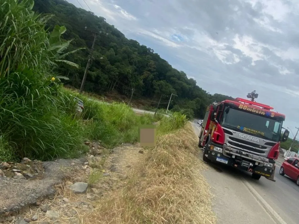 Acidente na BR-470 em Indaial deixa dois feridos após capotamento