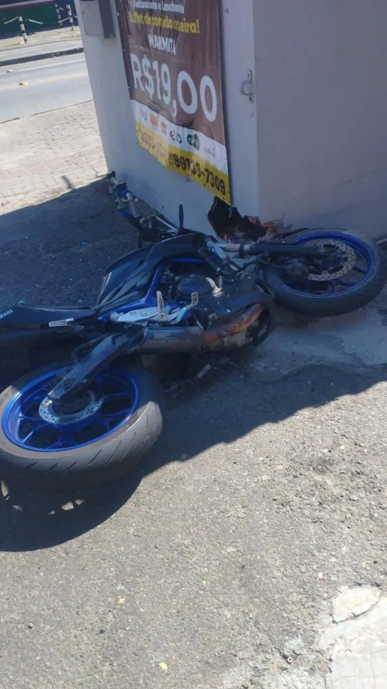 Motociclista fica ferido após acidente envolvendo um carro em Blumenau