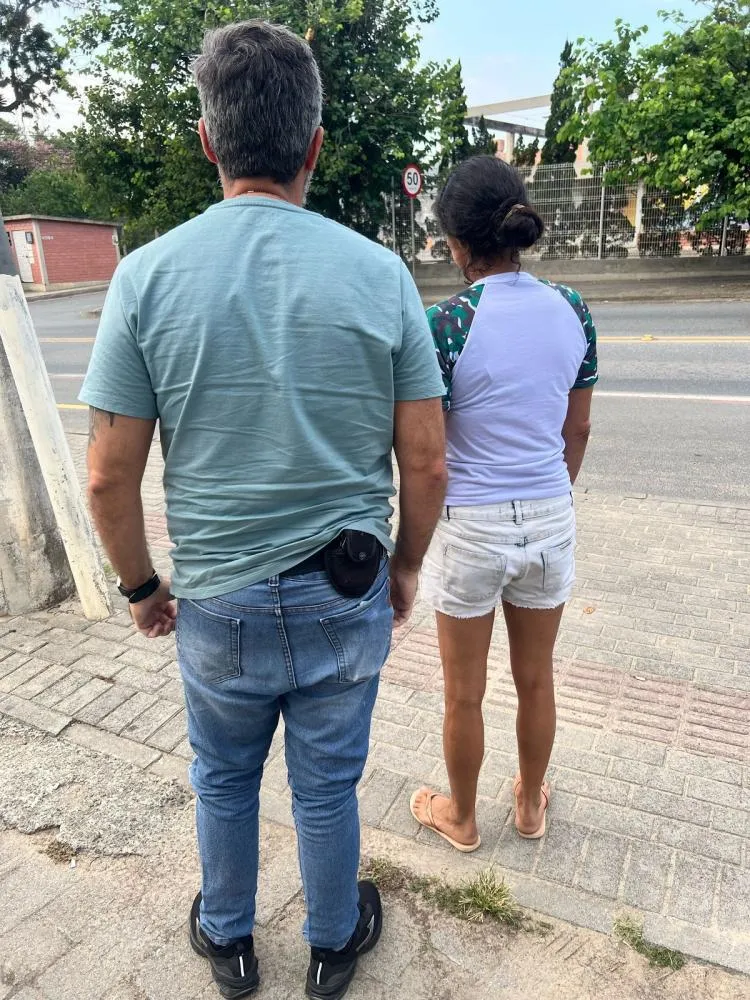 Polícia cumpre mandado de prisão e mulher é presa por tráfico de drogas na Itoupavazinha, em Blumenau 