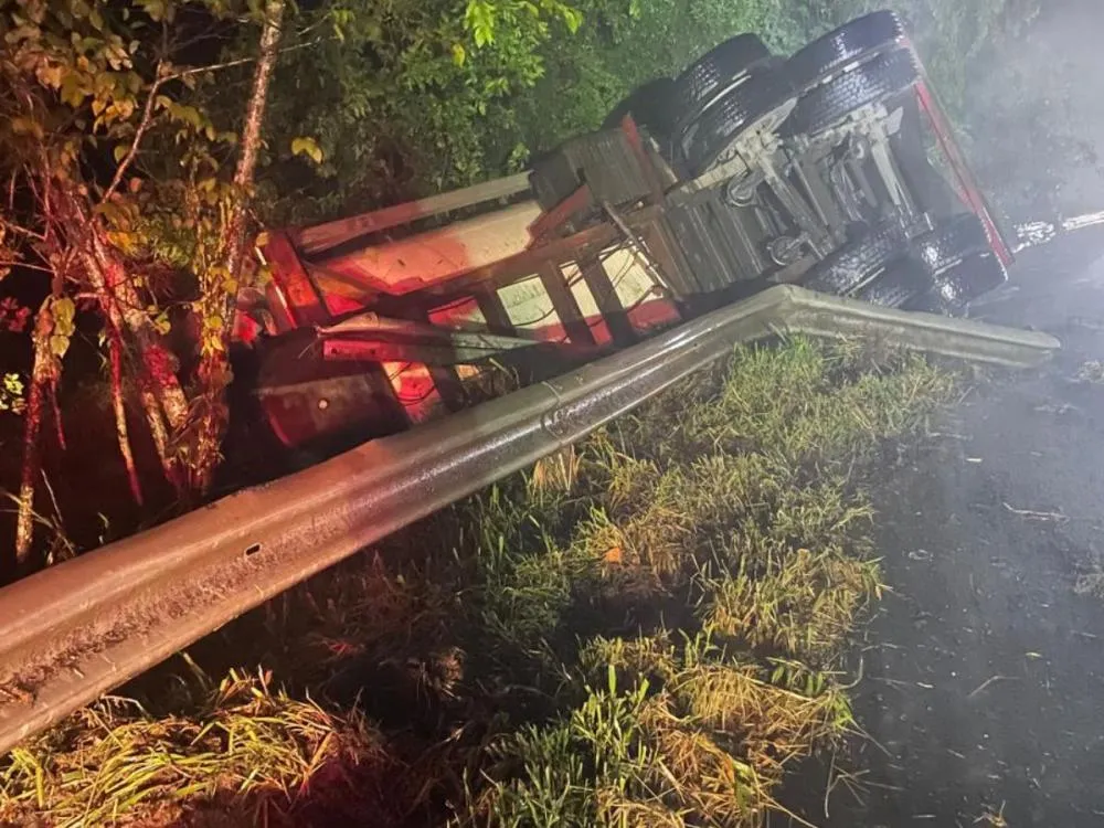Motorista fica ferido após carreta carregada com glicerina tombar na BR-470