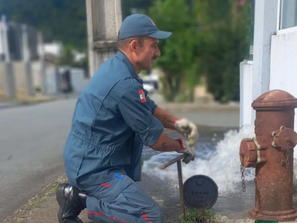 Manutenção de hidrantes em Blumenau começa com parceria entre Corpo de Bombeiros e Samae