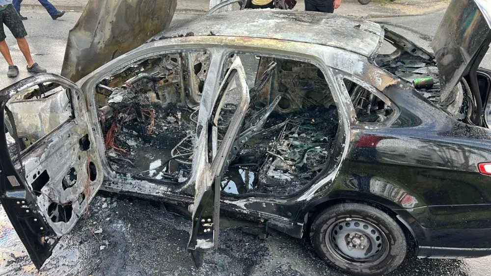 Motorista percebe fumaça saindo do capô do carro e veículo é tomado por chamas, em Blumenau