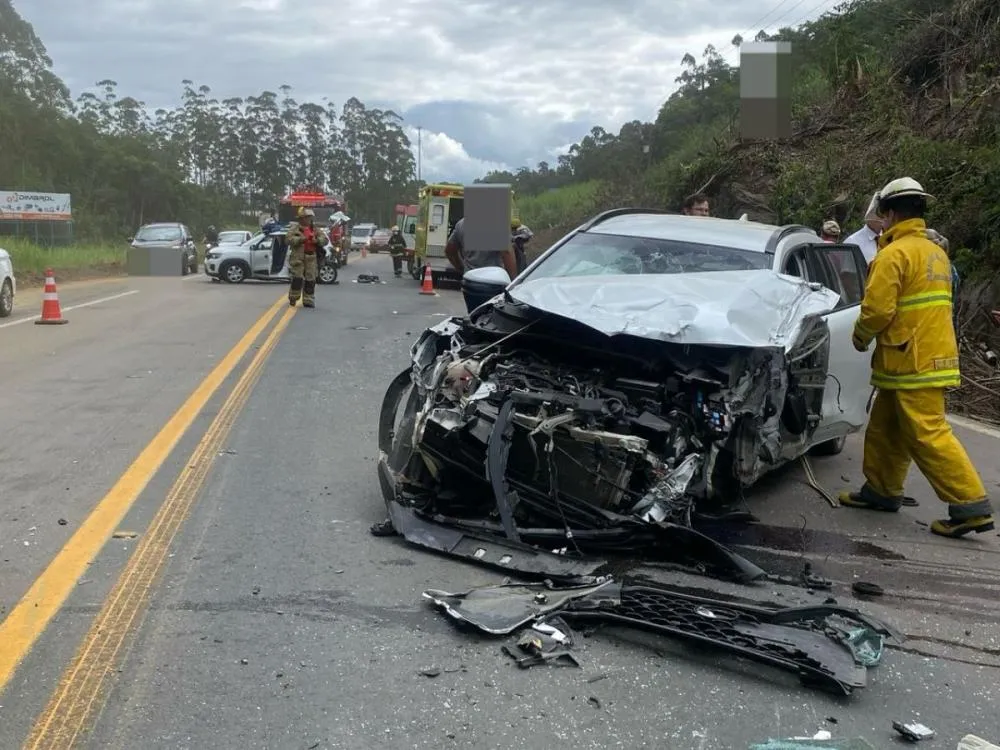 Acidente com quatro veículos na BR-470 deixa feridos em Indaial