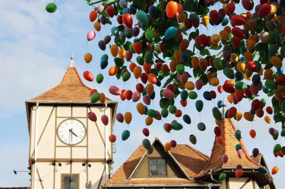 Blumenau dá início à programação de Páscoa com atrações culturais e decoração especial