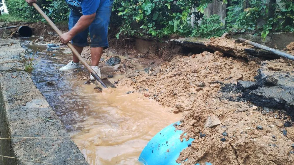 Moradores de três bairros podem ficar sem água após rompimento de adutora