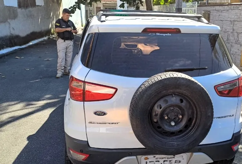 Motorista provoca dois acidentes, foge sem socorro e é preso com carro roubado em Balneário Camboriú