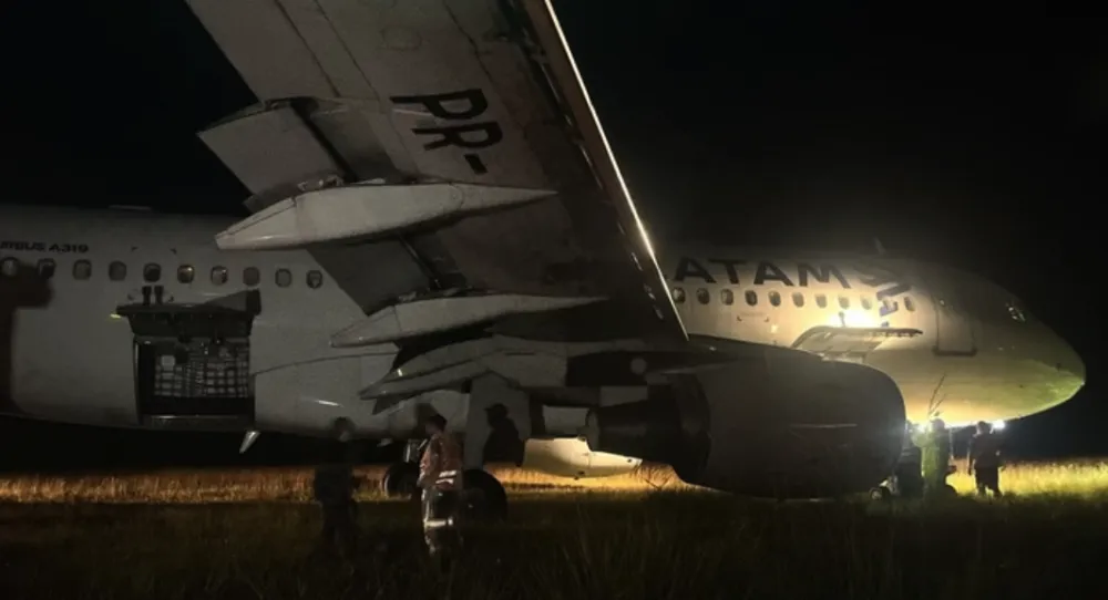 Avião da Latam sai da pista e para no gramado do aeroporto em Chapecó; passageiro grava o pouso