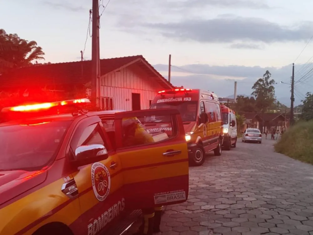 Jovem sofre descarga elétrica em fio desencapado e é levado ao hospital em Gaspar