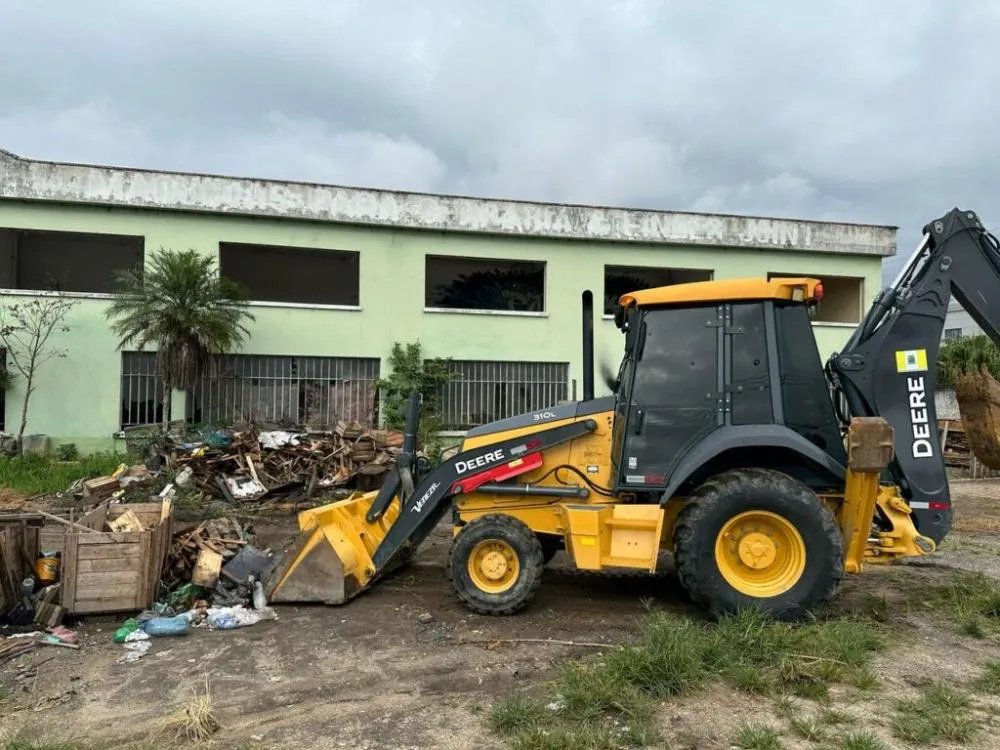 Terreno de antiga Metalúrgica Turbina passa por limpeza após interdição em Gaspar