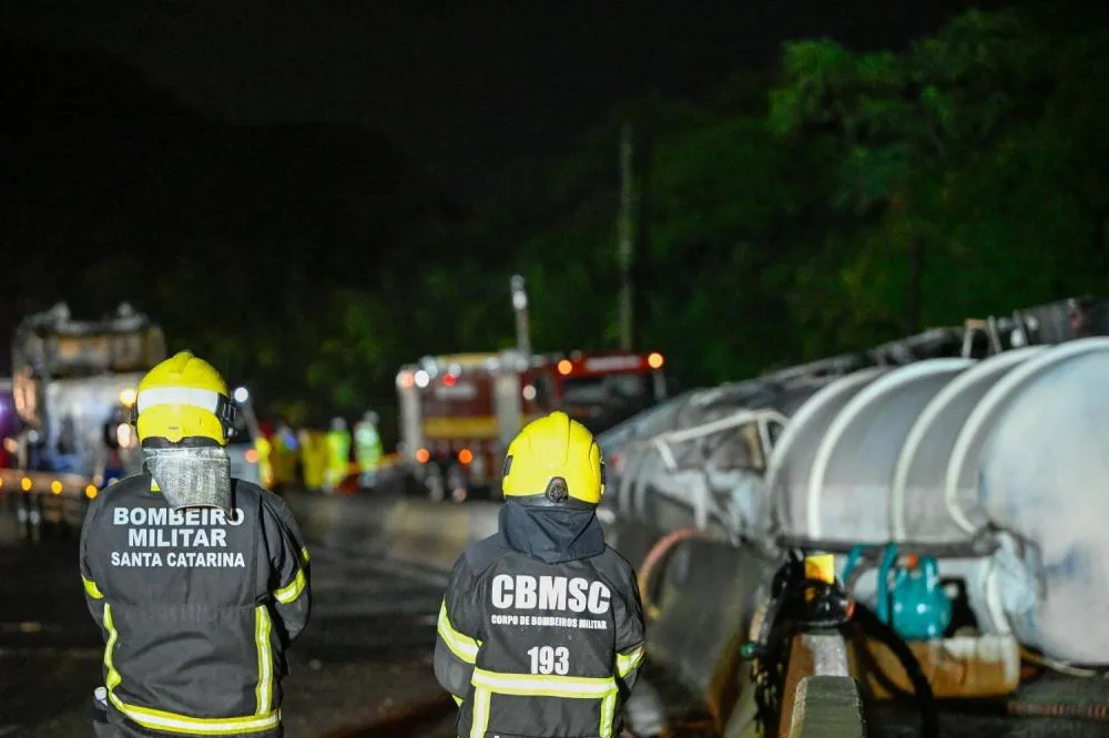 BR-101 é liberada após explosão e incêndio que atingiu veículos no Morro dos Cavalos, em SC