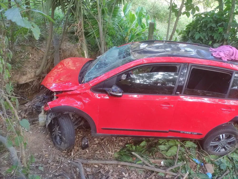 Três pessoas ficam feridas após batida entre carros na SC-350, no Alto Vale
