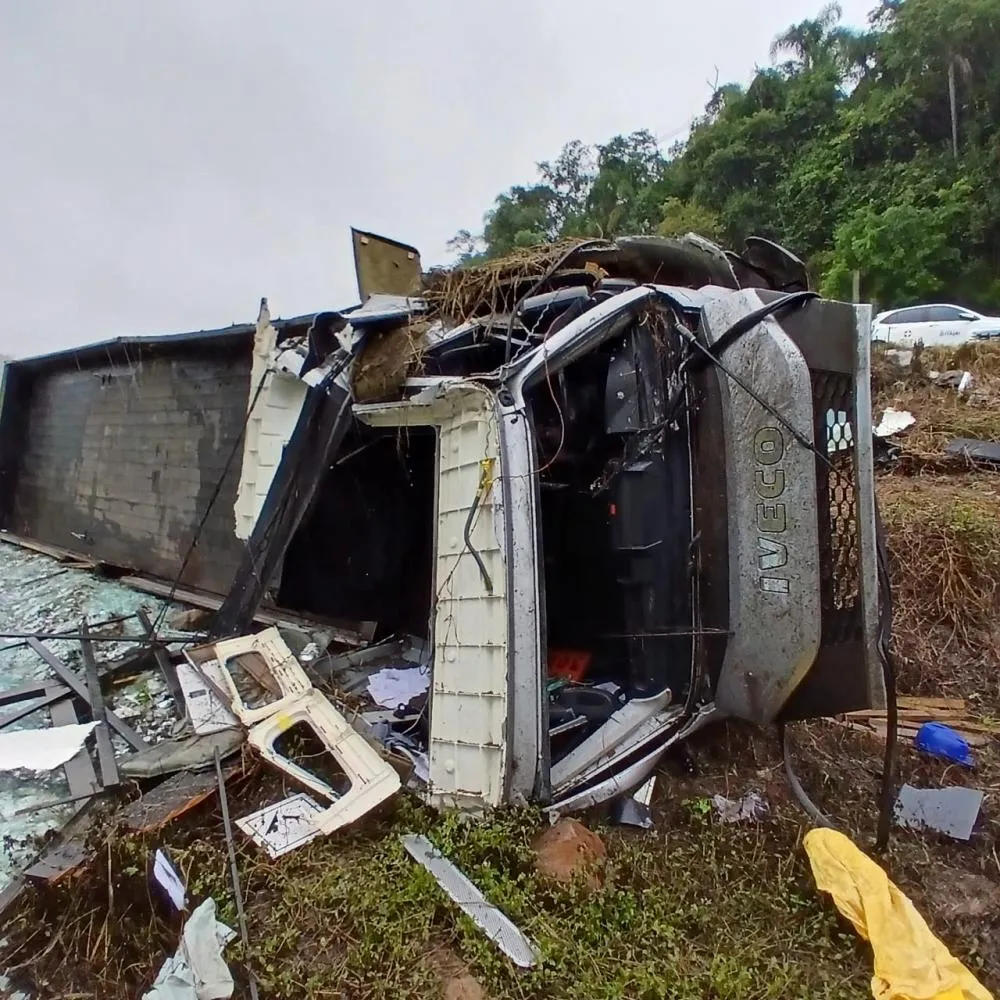 Motorista é encaminhado ao hospital após caminhão tombar na BR-470, em Apiúna