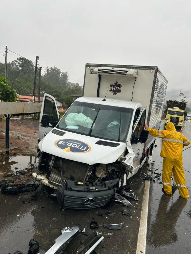 Batida entre três veículos deixa feridos na SC-350, no Alto Vale