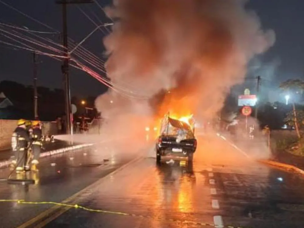 Batida violenta entre dois carros termina com feridos e incêndio em Indaial